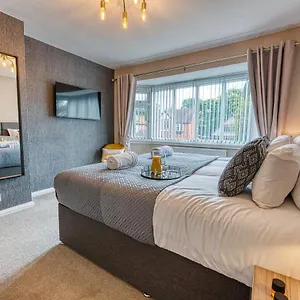 Holiday home Elegant House: 5-bed Retreat For Business & Leisure, Solihull