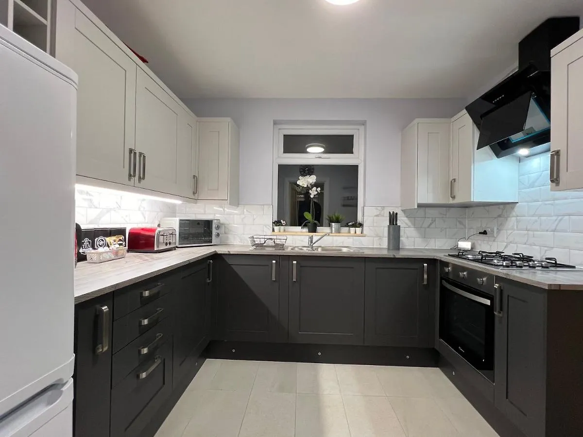 Immaculate Newly Refurbished 4 Bed House Villa Nottingham 0*,